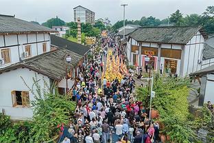 韩联社曝冲突细节：孙兴慜揪住李刚仁衣领，后者出拳反击孙躲开